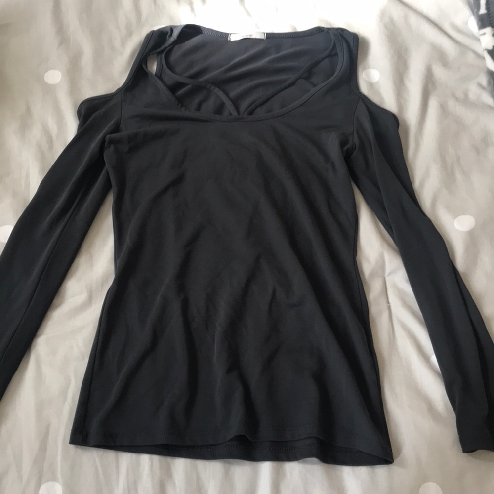 Open shouldered going out shirt